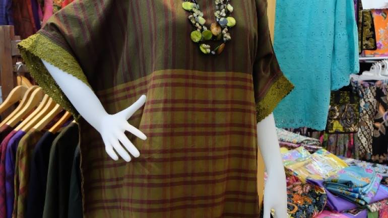 ผ้าทอลายสก็อต แนวแฟชั่น สินค้าน่าช็อปของกองทุนหมู่บ้านพัฒนาพารา เสื้อผ้าสตรี  ระยอง