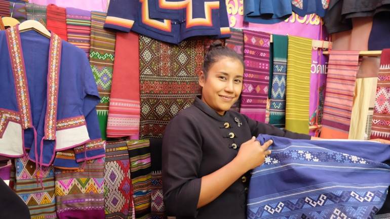 กองทุนหมู่บ้านต้นยาง หัสนัยผ้าฝ้าย คัดสรรผ้าหลากชนิดตัดเย็บเสื้อผ้าสุดชิค