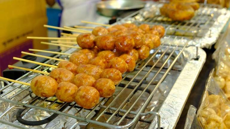 ไส้อั่วหน่อกะลา นนทบุรี เจ้าแรกเจ้าเดียวในประเทศไทย การันตีความอร่อย 5 ดาว