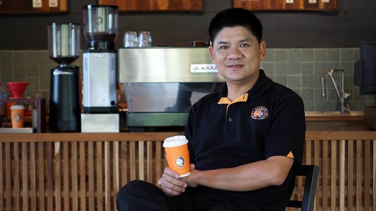 จากหนุ่มเอเจนซี่โฆษณาไฟแรง พลิกสู่การสร้างแบรนด์กาแฟของคนไทย “กาแฟวาวี”