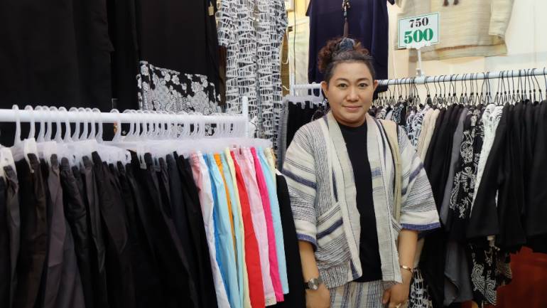 ร้านหญิงผ้าไทย  เสื้อผ้าสำเร็จรูปมีคุณภาพมาตรฐาน ดีกรีโอท็อป 4 ดาว จ.นนทบุรี