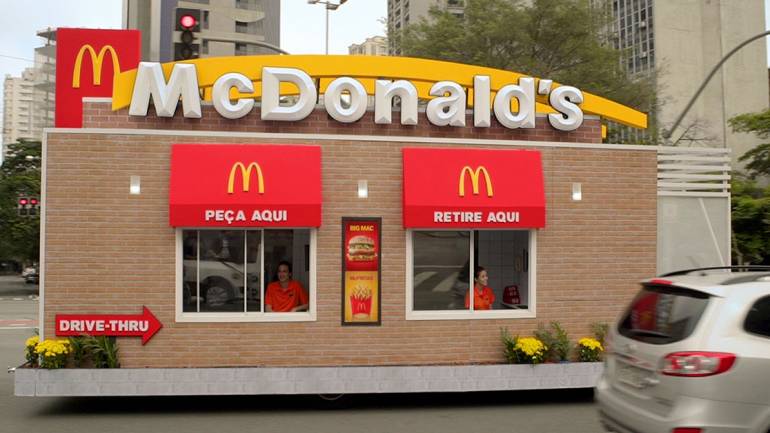 แคมเปญสุดเจ๋ง McDonald’s สร้างร้าน Drive-Thuru ขายเบอร์เกอร์บนท้องถนน